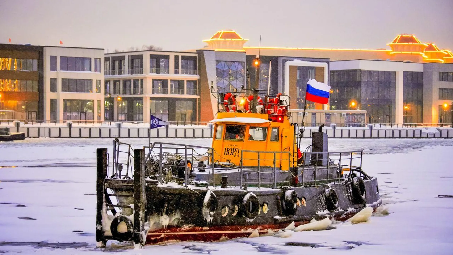 Два ледокола коммунального флота «Мосводостока» патрулируют Москву‑реку