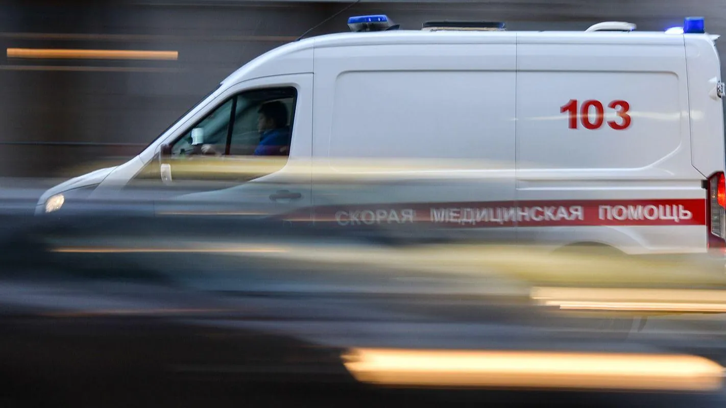 Женщина выпала из окна квартиры в Петербурге