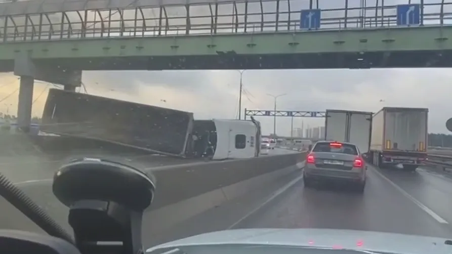 Фура перевернулась на Ярославском шоссе в районе Пушкина