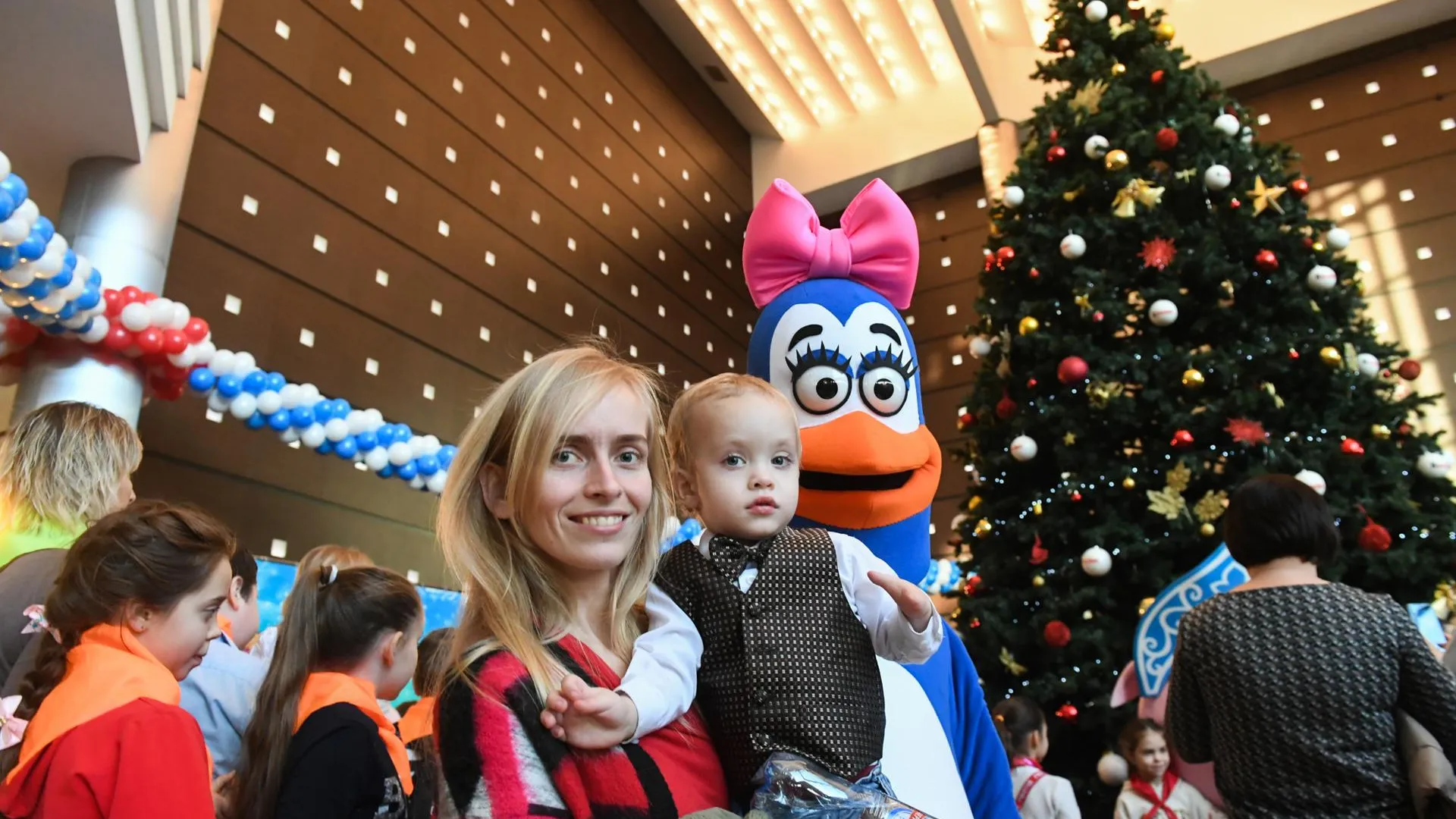 Дети участников СВО в Подмосковье посетят новогоднюю елку в «Крокус Сити Холле»