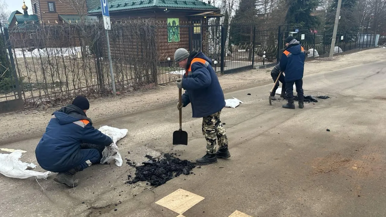 На улице Краснофлотской в Красноармейске стартовал ямочный ремонт дороги