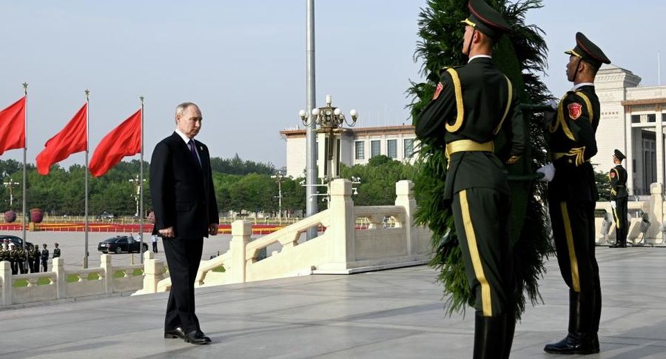 Президент РФ возложил венок к памятнику Народным героям на площади Тяньаньмэнь
