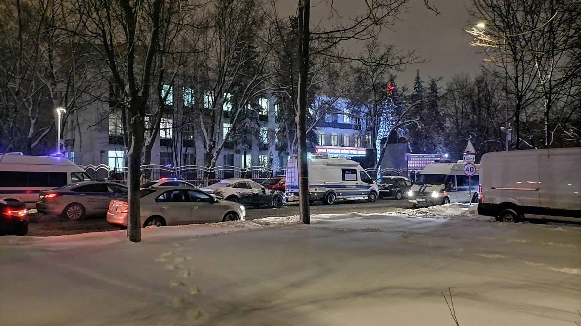 Полиция Москвы наградит мужчину, который помог задержать стрелка в МФЦ