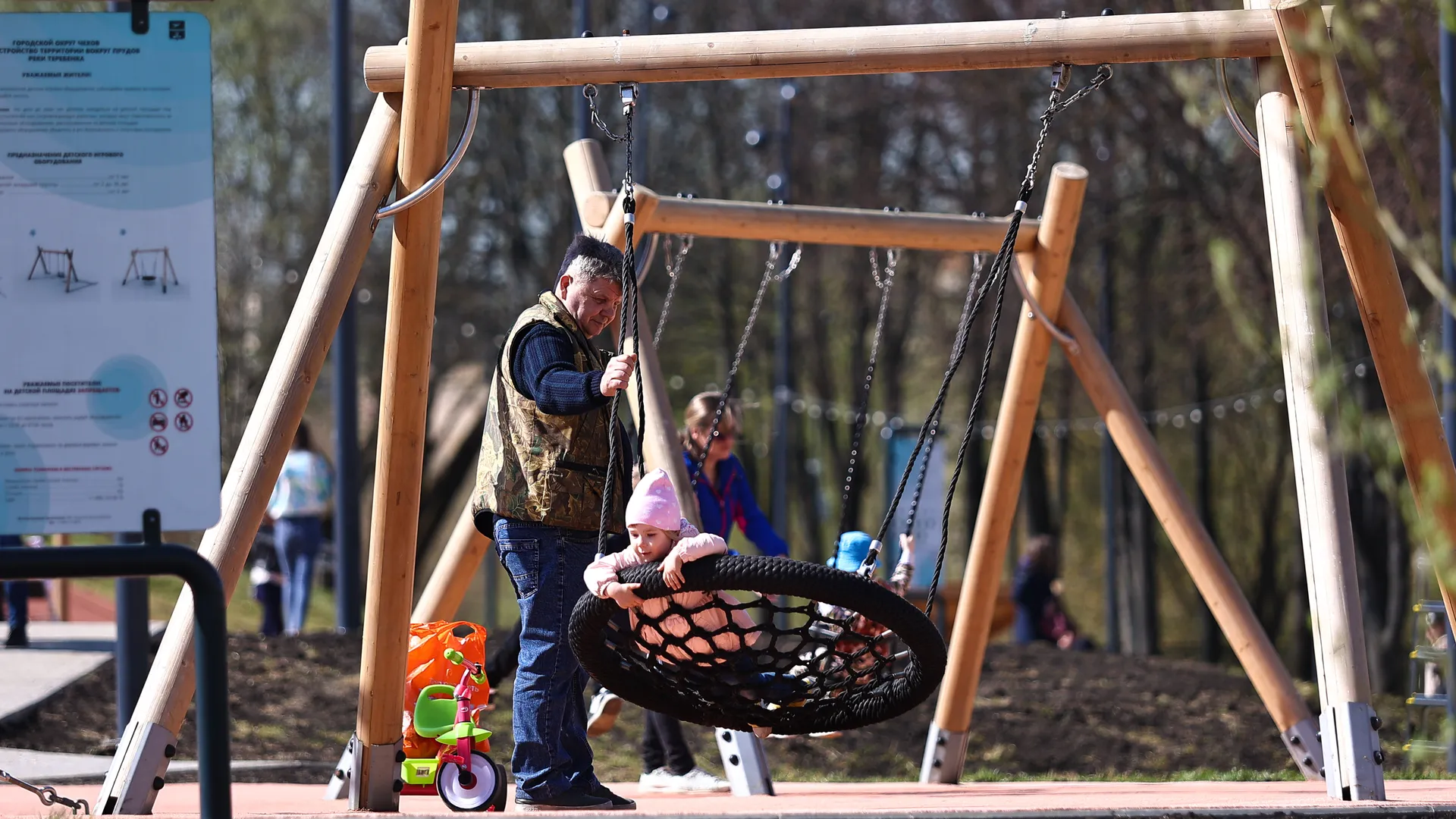 Появились качели: благоустройство Комсомольского пруда продолжается в Одинцове