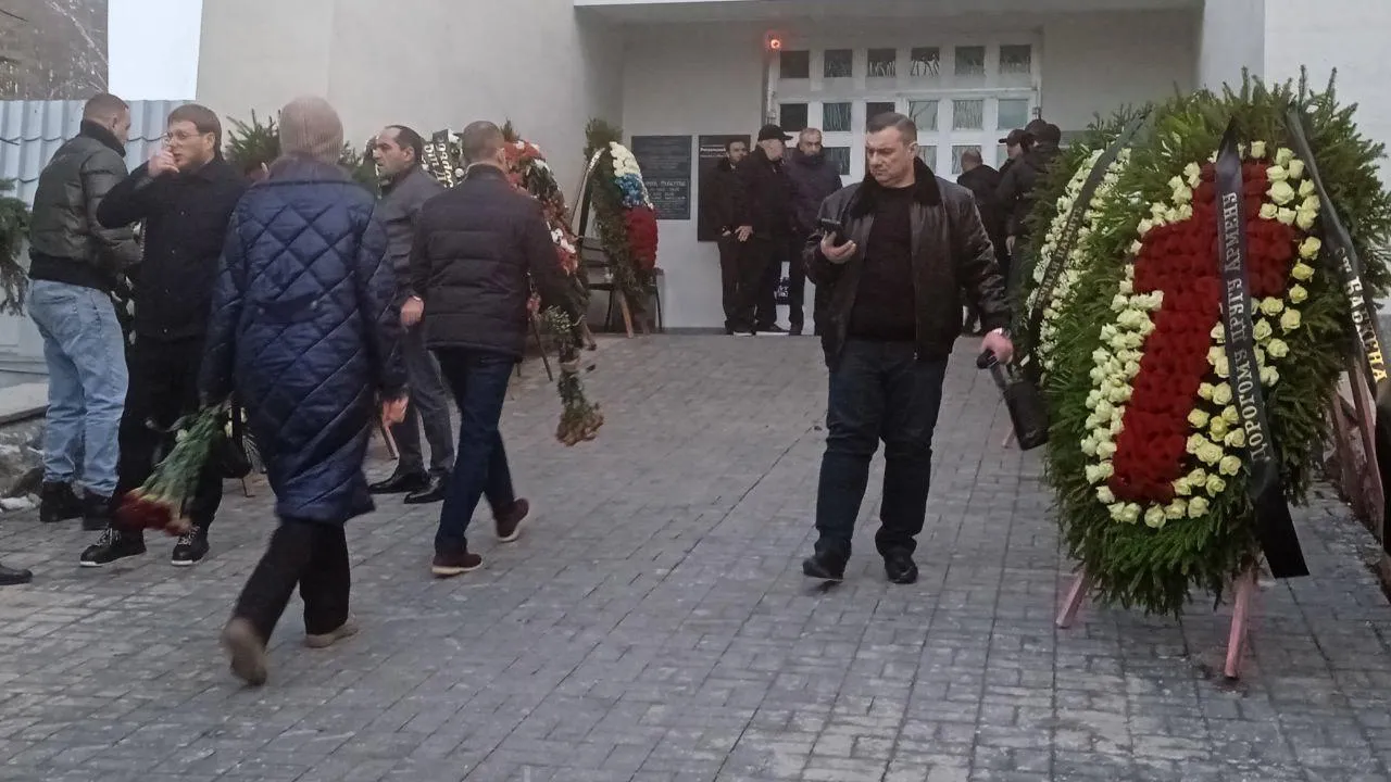 Усиленная безопасность и черные венки: в Москве прощаются с Арменом Саркисяном