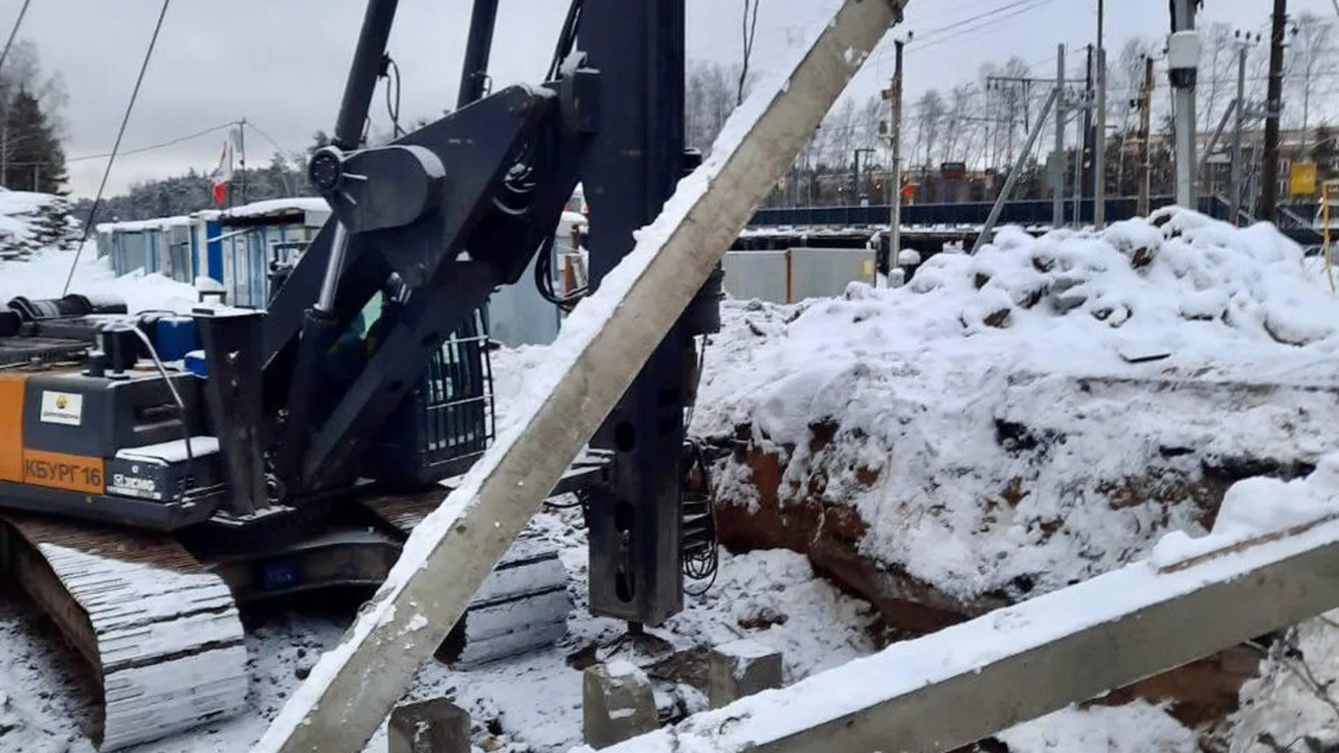 В Аникеевке со стороны Волоколамского шоссе начали устройство опор путепровода возле ж/д