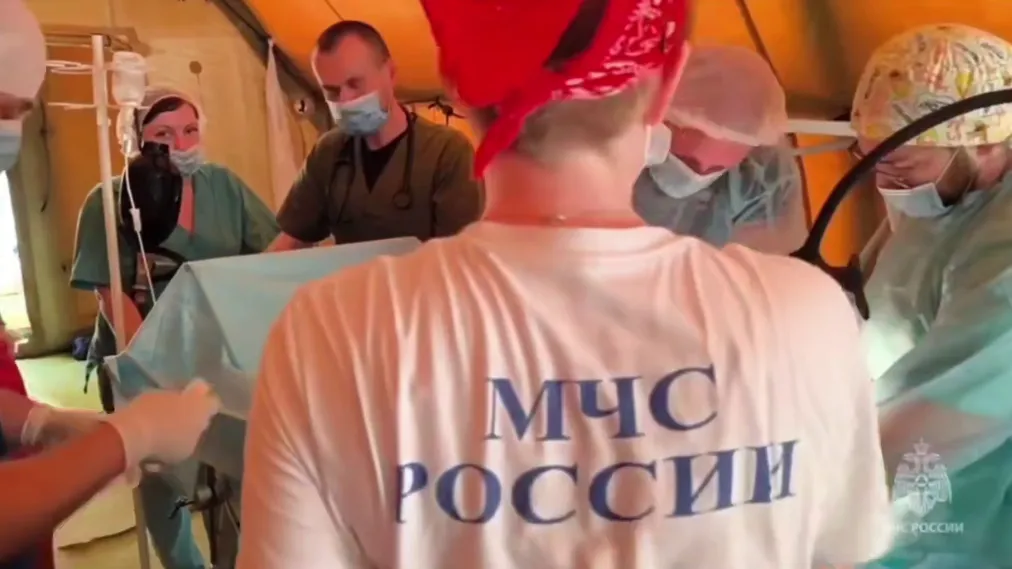 Спасатели МЧС РФ больше часа откачивали пострадавшего при землетрясении в Мьянме