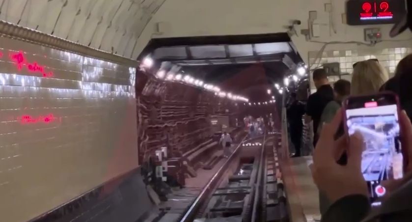 Пассажиры эвакуируются по тоннелям «красной» ветки метро пешком