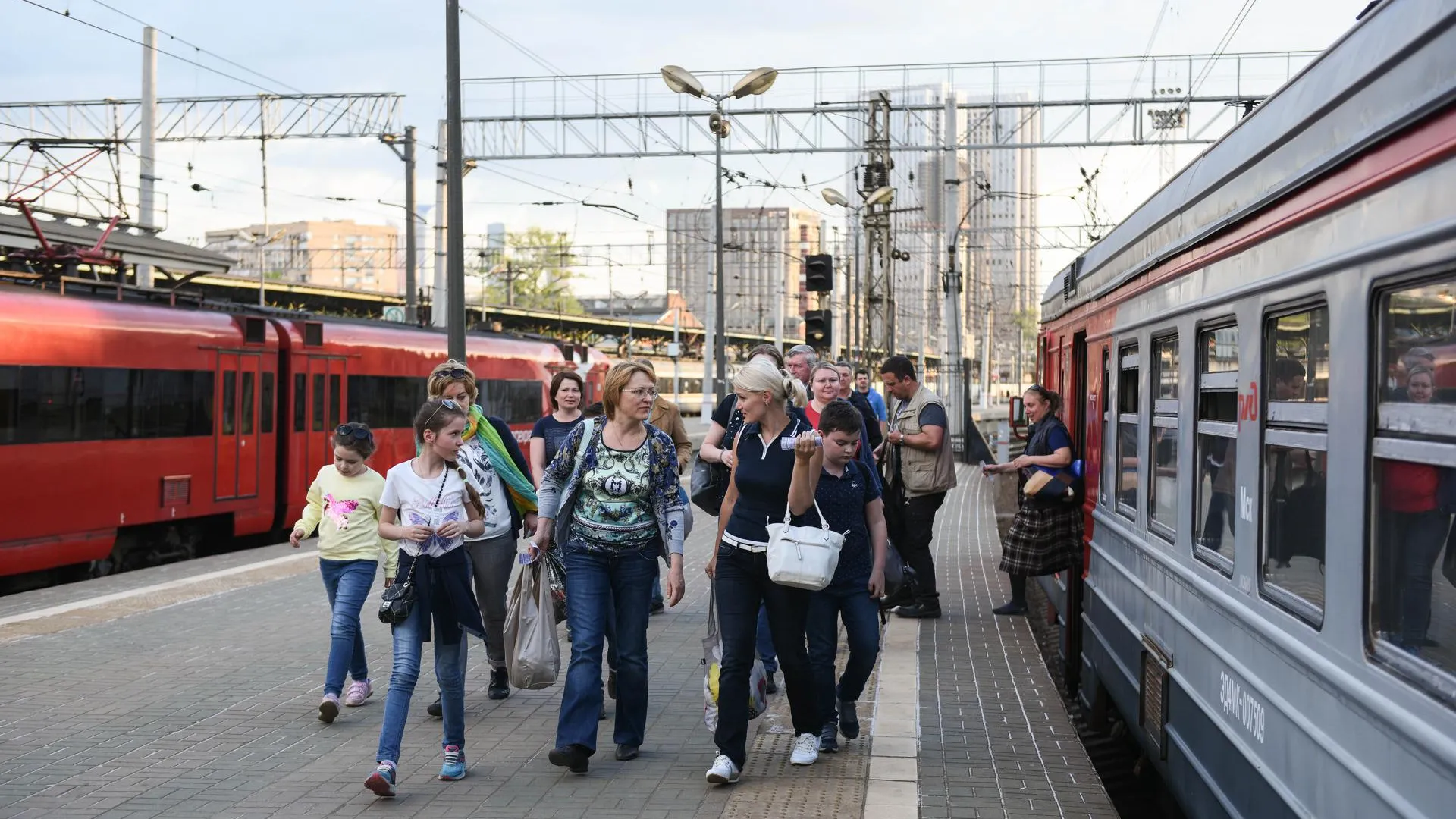 Что с электричками сегодня на ярославском. Сгорела электричка сегодня в подмосковье. Электричка подмосковье. Подмосковные электрички фото. Поезда подмосковье.
