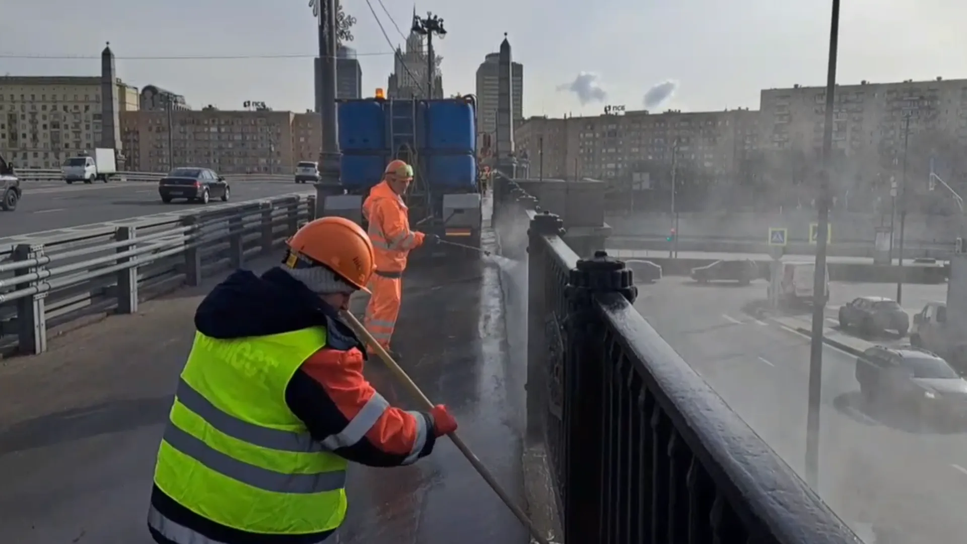Около двух тысяч инженерных сооружений промоют в Москве после зимы