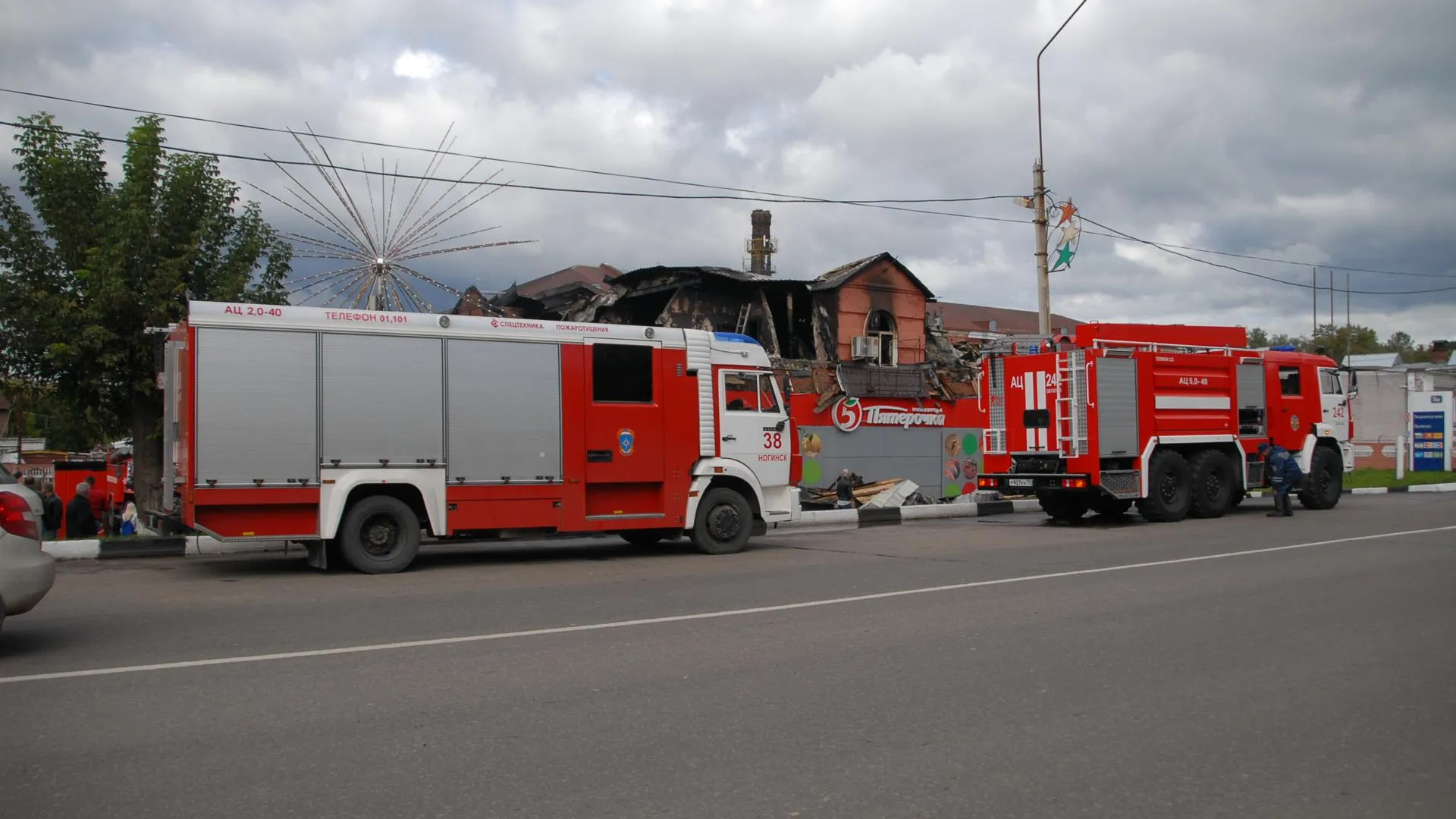 Пожарные проводят проливку здания загоревшегося магазина в Ногинске | РИАМО