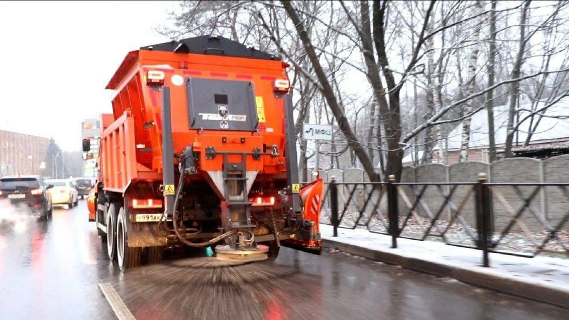 Подмосковным УК напомнили о важности обработки дорог и тротуаров от  гололеда | РИАМО в Люберцах