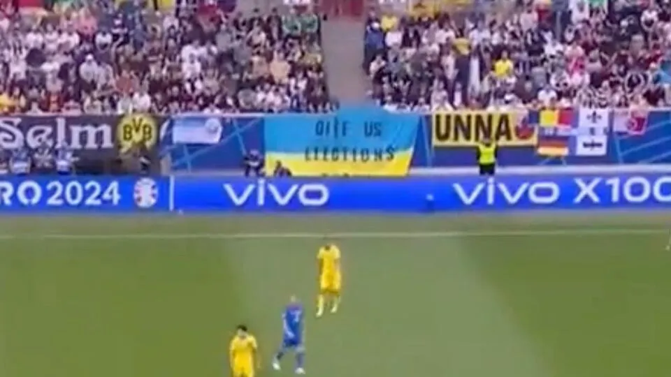 «Дайте нам выборы»: флаг с провокационной надписью появился на игре сборной Украины