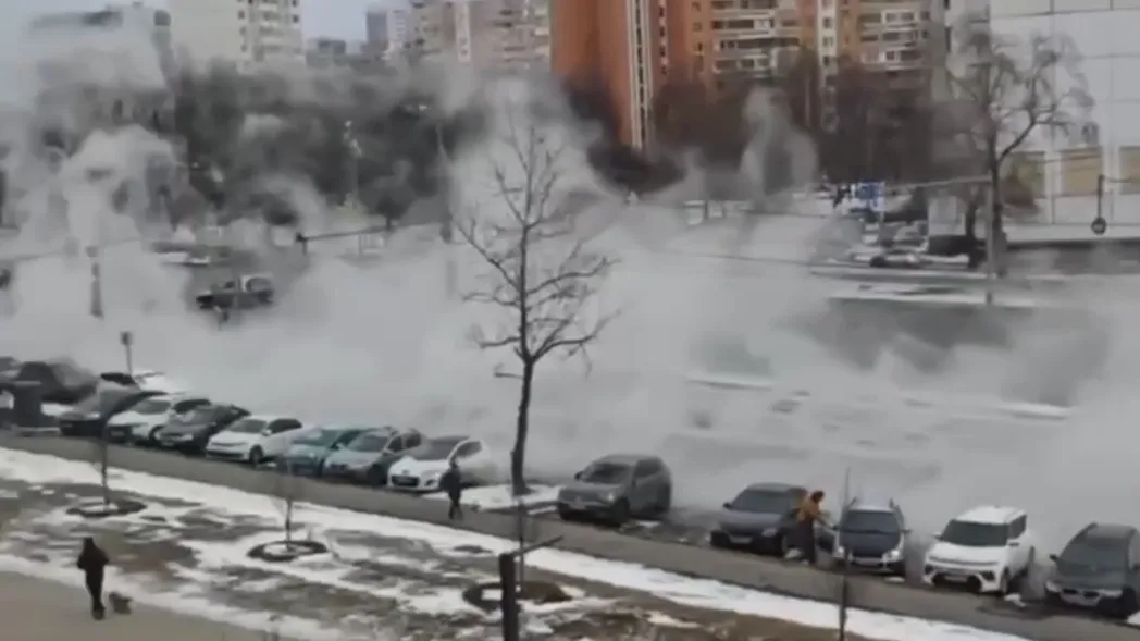 В Москве машины «варятся» в кипятке из-за прорыва трубы