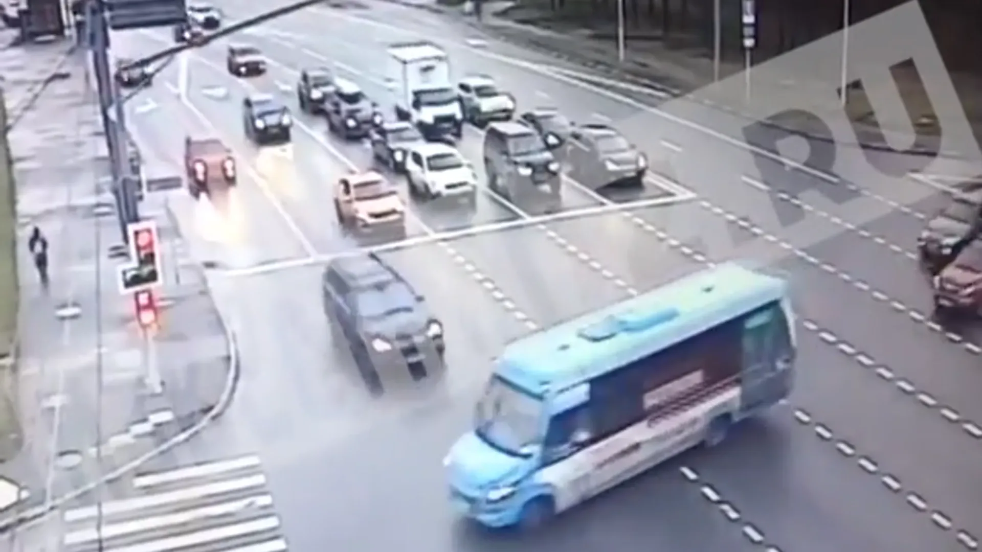 Камеры зафиксировали аварию на улице Обручева в Москве