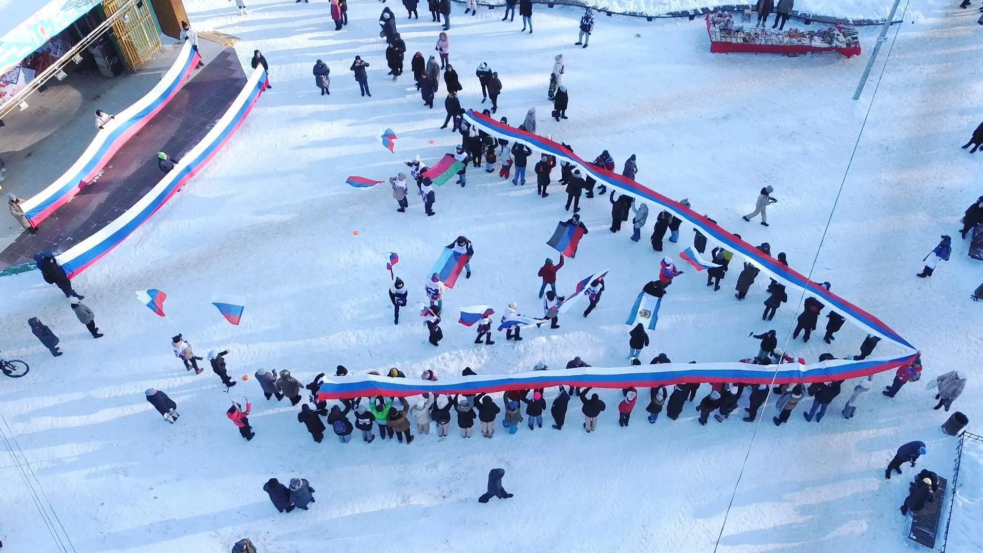 Жители Лобни растянули 50‑метровый российский триколор в форме буквы V