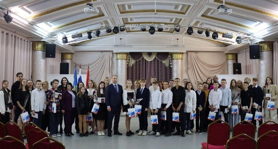 Глава Ступина Мужальских вручил 19 юным жителям округа паспорта гражданина РФ