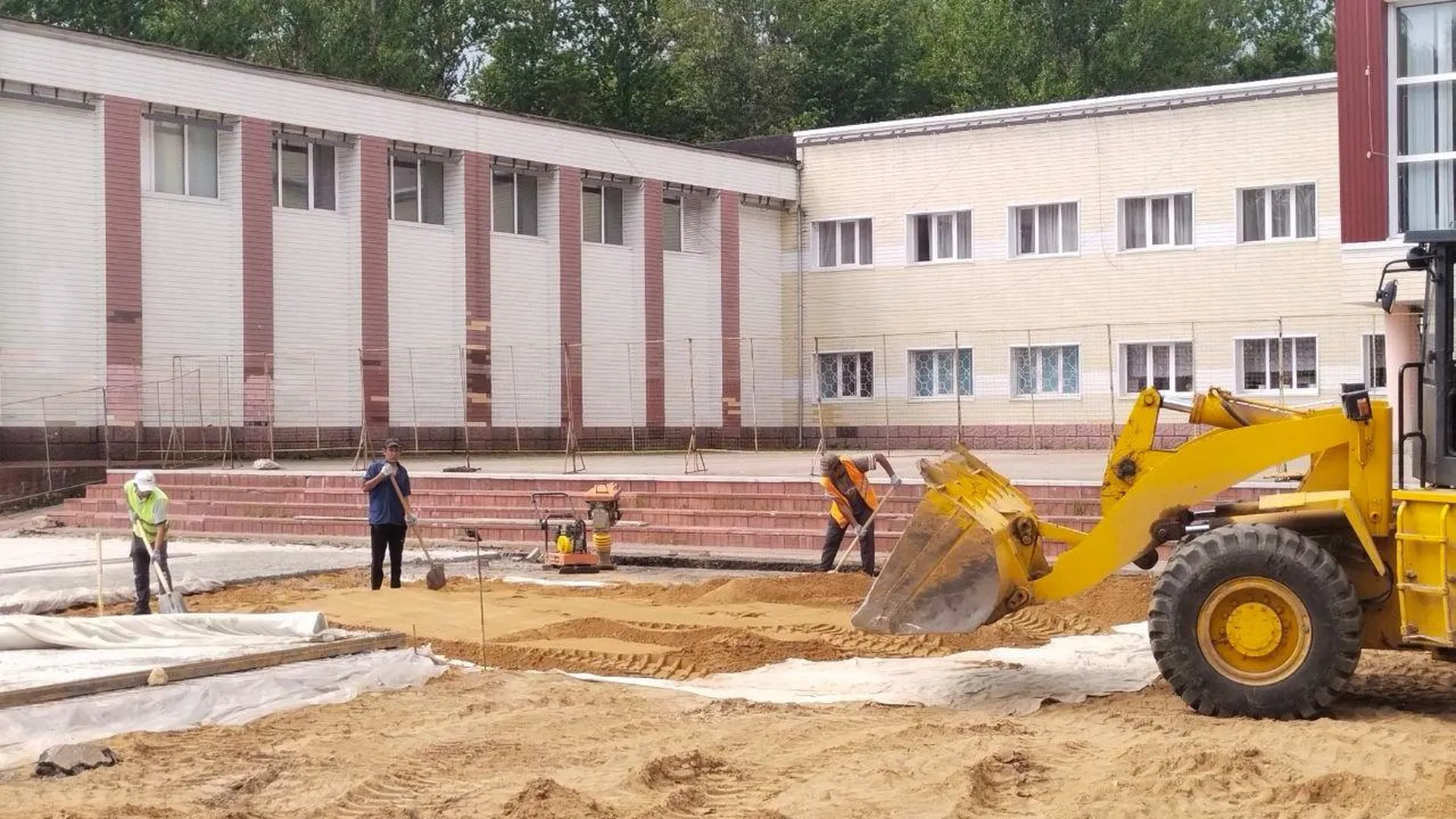 В Сергиево‑Посадском округе благоустроили сквер перед центром «Радуга»