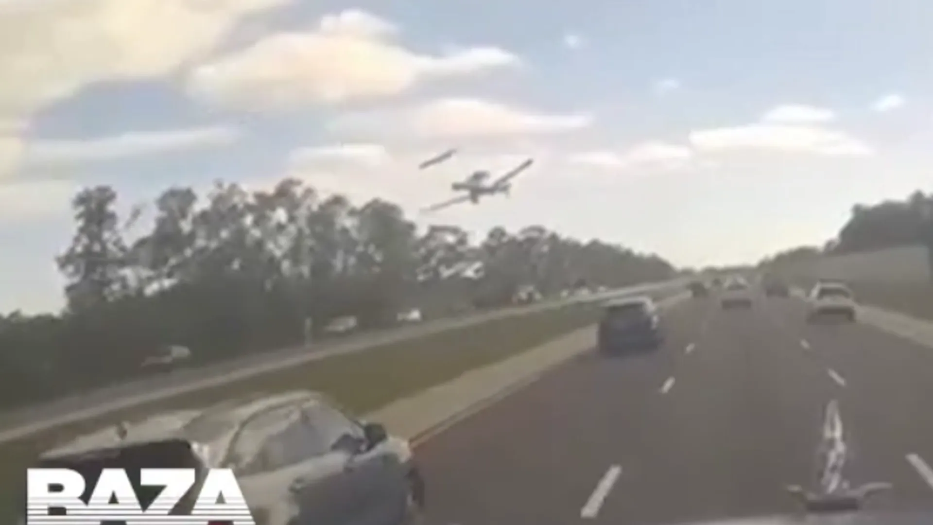 Видео падения самолета на трассу в США опубликовали в Сети