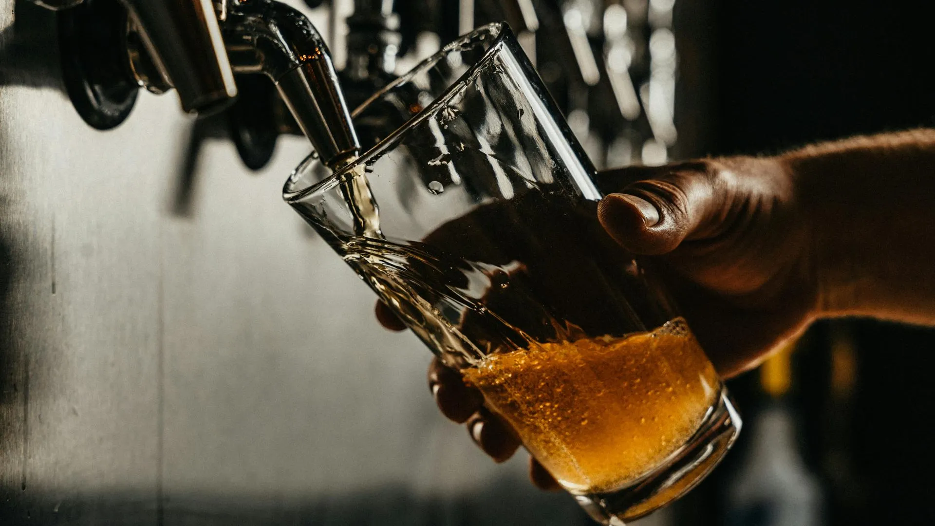 Гастроэнтеролог Белоусов перечислил опасности безалкогольного пива