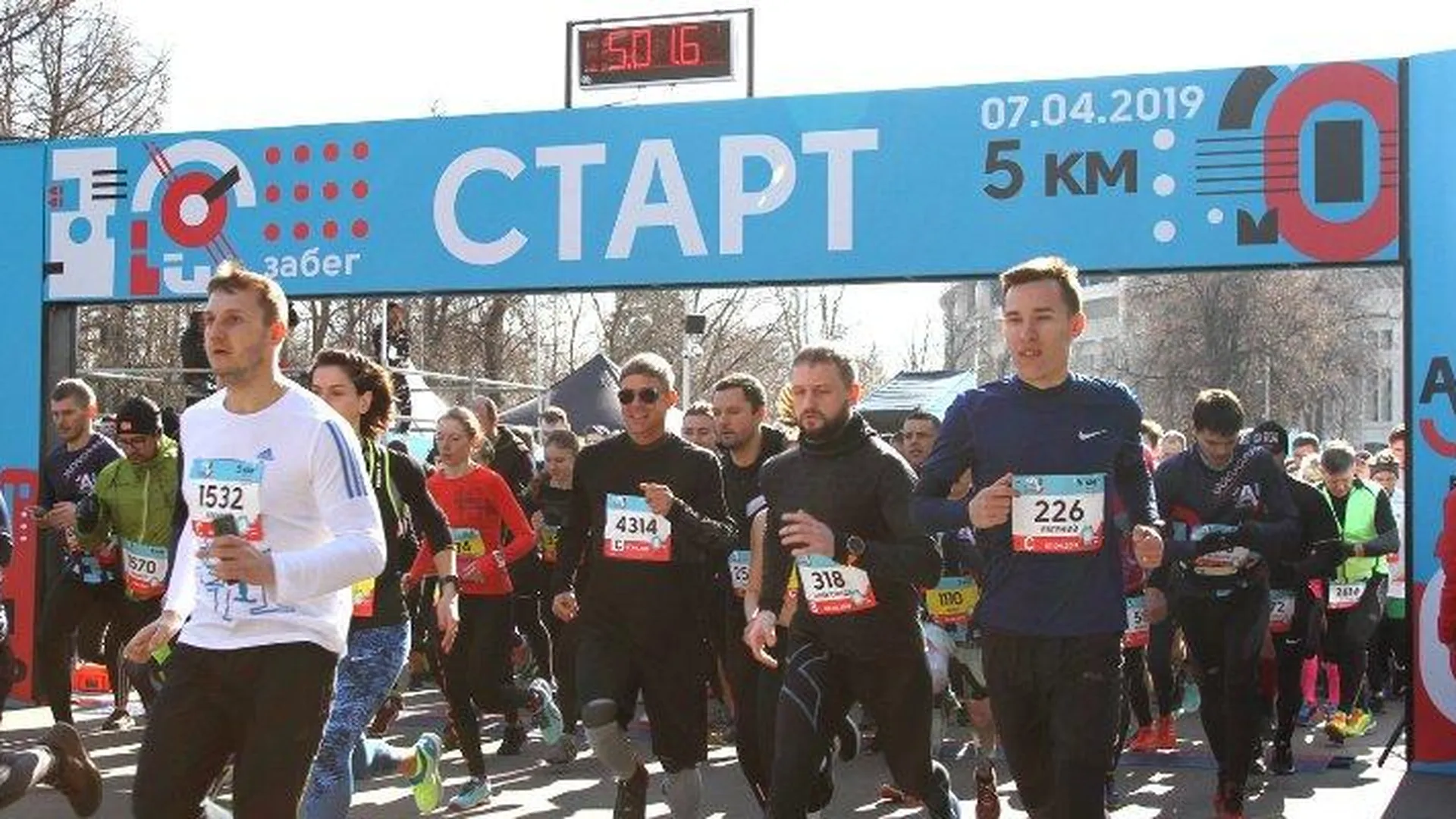 Около 5 тыс человек приняли участие в открытии бегового сезона в Москве