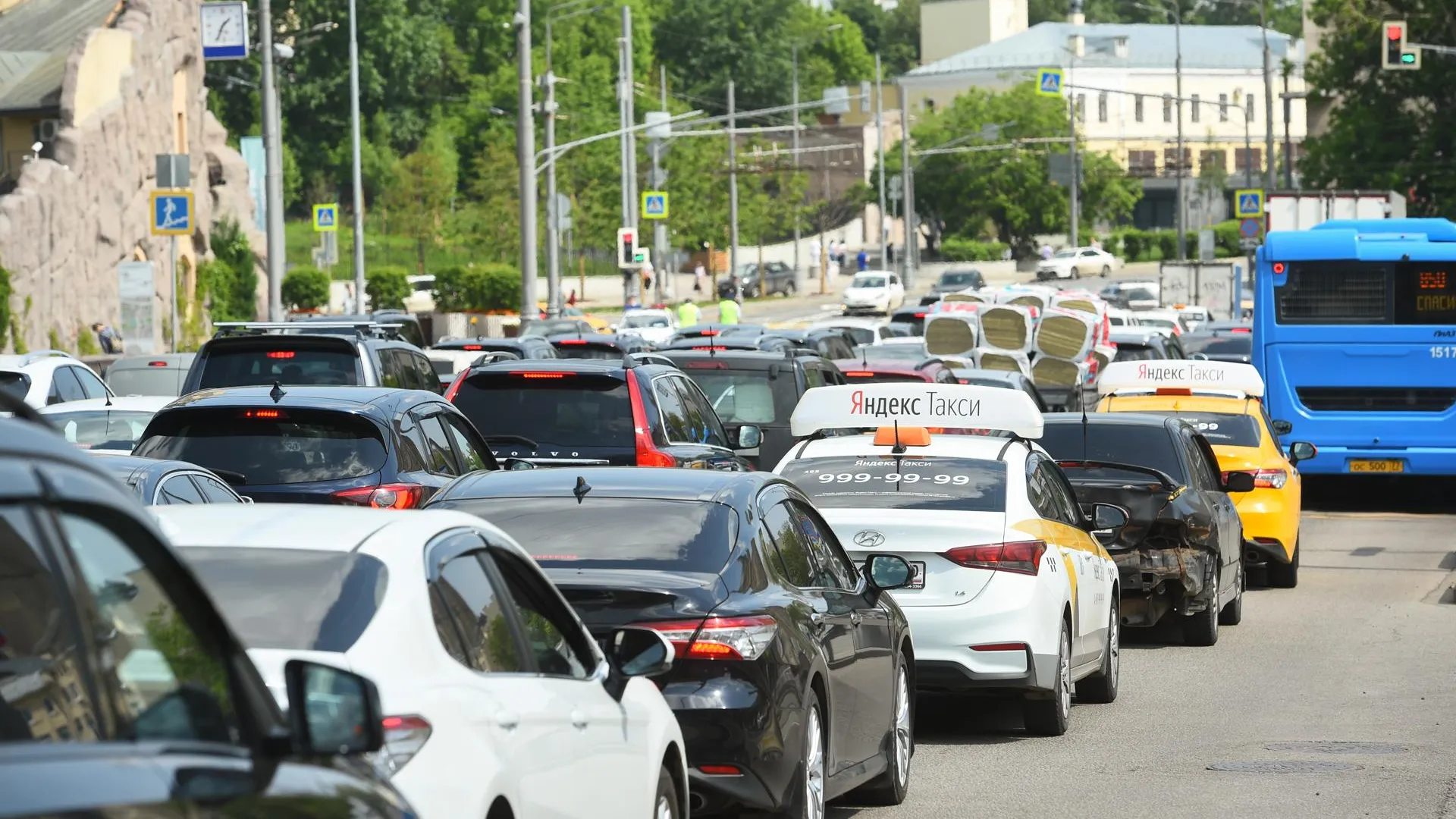 Москвичи совершили на личном авто на 20 тыс поездок больше, чем на прошлой  неделе | РИАМО