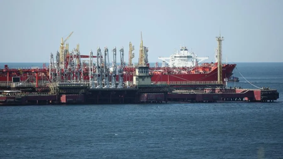 Десятки танкеров, перевозивших российскую нефть, простаивают из-за санкций США