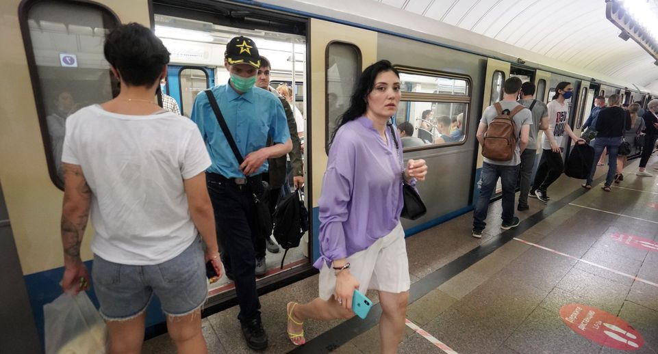 Движение на «зеленой» ветке метро вводят в график после сбоя