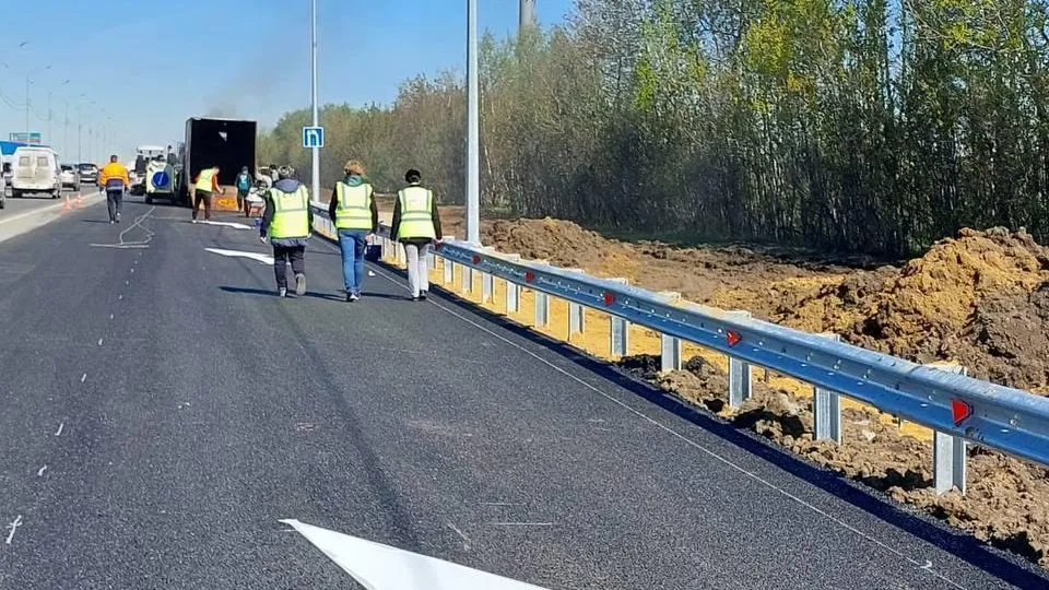 В Ленинском округе начали наносить разметку на строящемся съезде с Володарского шоссе