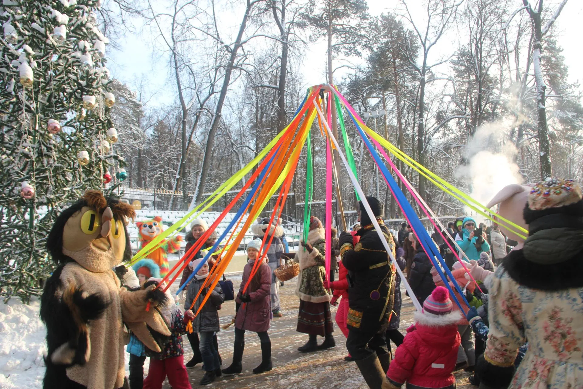 Как колядуют в Подмосковье: первая звезда, русский стиль и колядки со  смартфона | РИАМО | РИАМО