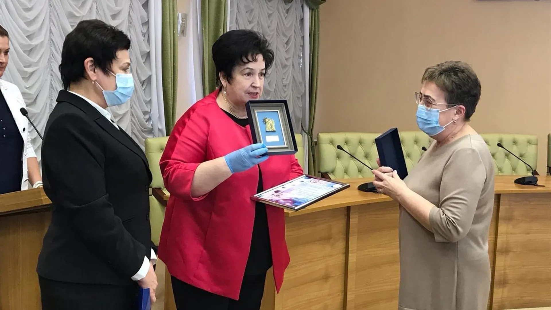 Депутат Госдумы вручила врачам Подольска награду «За особый вклад в борьбу с Covid‑19»
