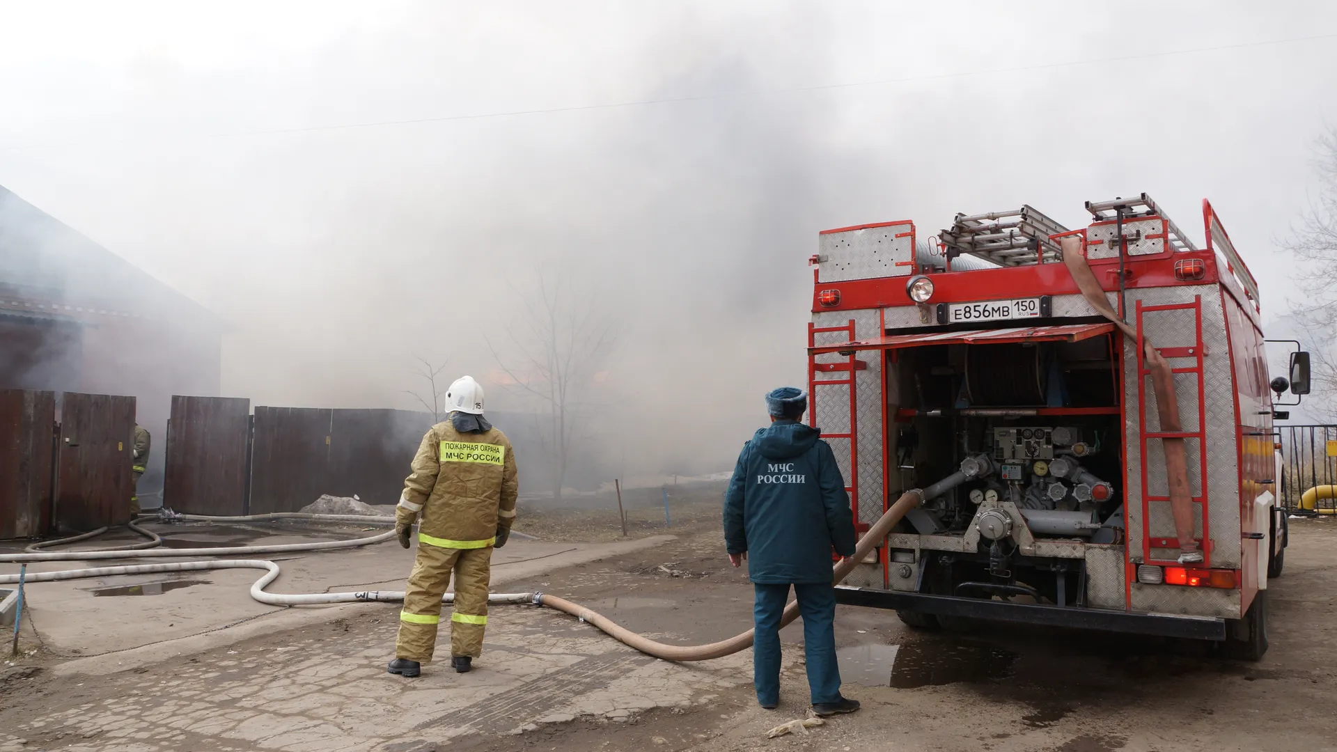 В Улан-Удэ из-за обрыва высоковольтных проводов бушуют сразу 5 пожаров