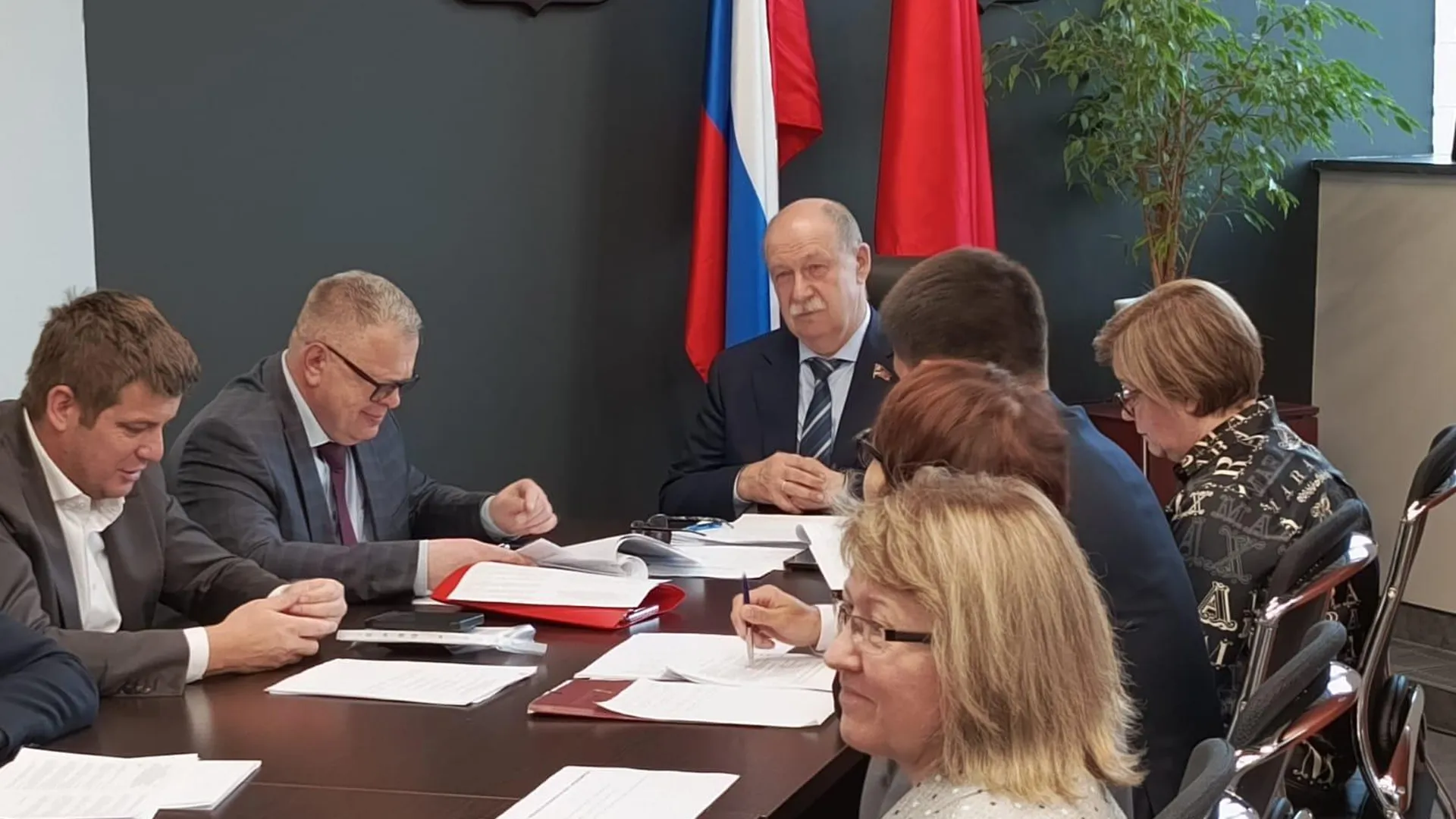 Руководитель фракции КПРФ принял участие в заседании комитета Мособлдумы
