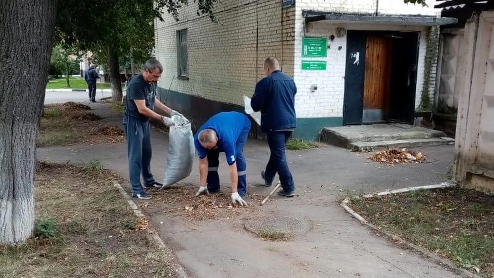 Сотрудники УК Подольска приступили к уборке территорий вблизи офисов в  Климовске | РИАМО