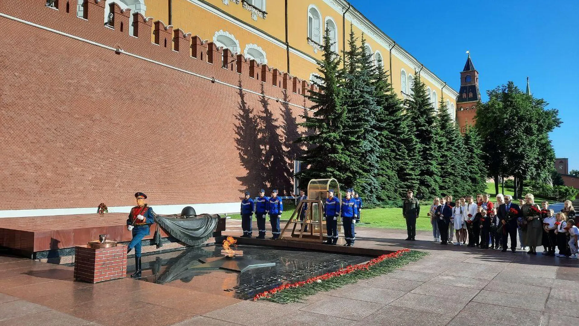 Дети из Донбасса приняли участие в торжественной профилактике Вечного огня в центре Москвы