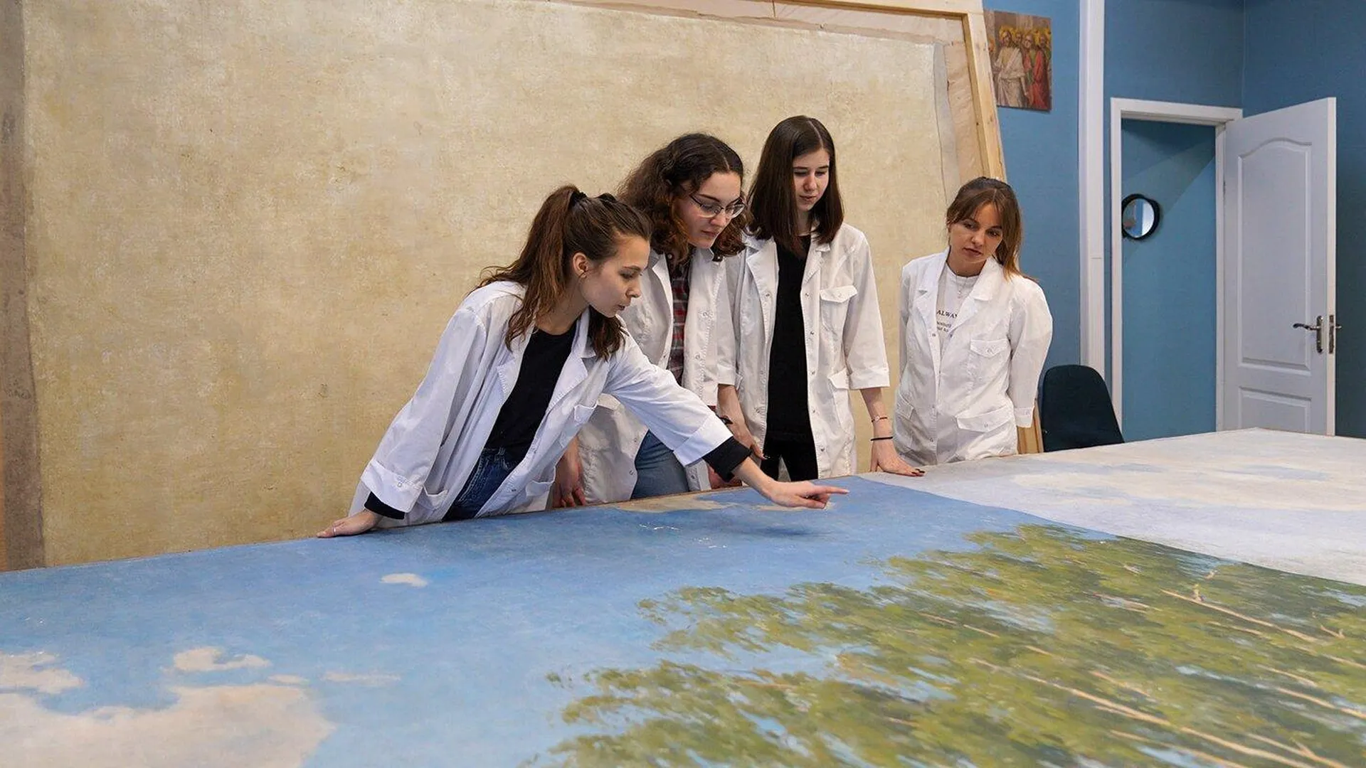 200 студентов участвовали в реставрации памятников в Москве по профильной программе