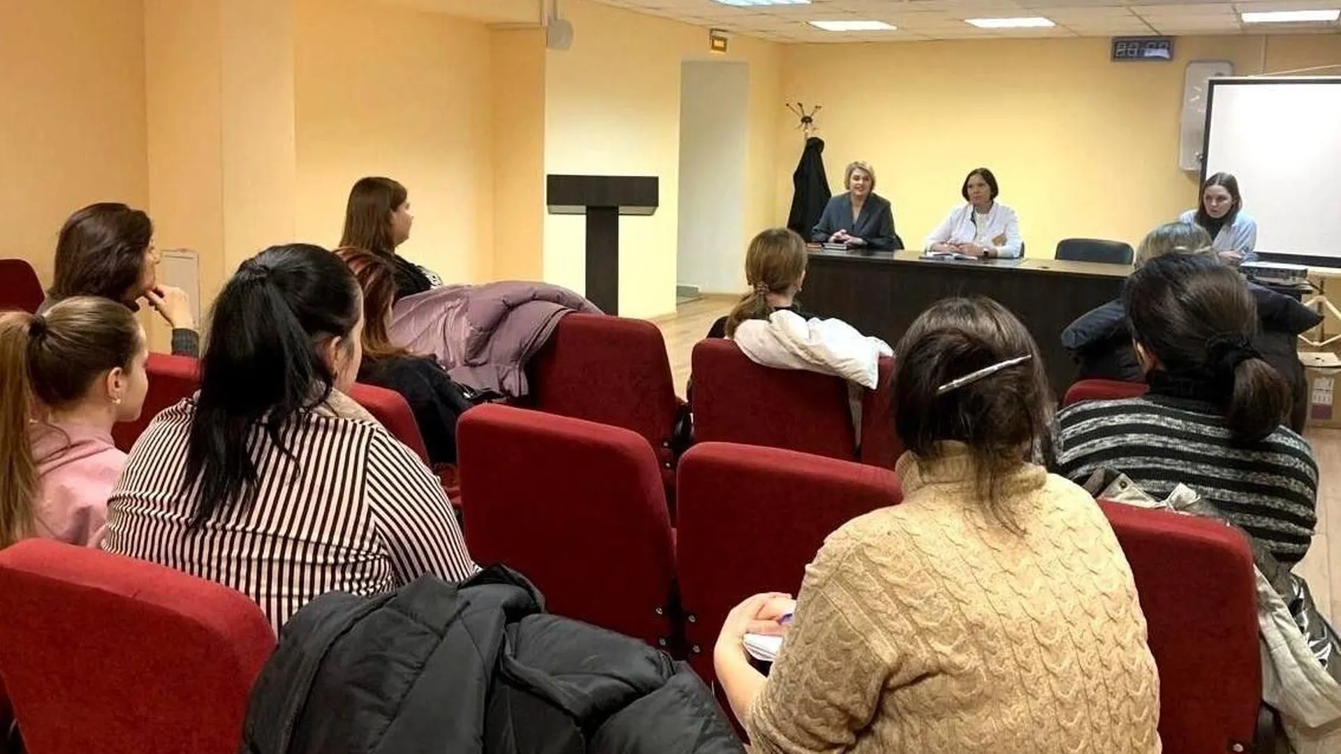 Встреча медиков с родителями детей‑инвалидов прошла в Дмитровской больнице