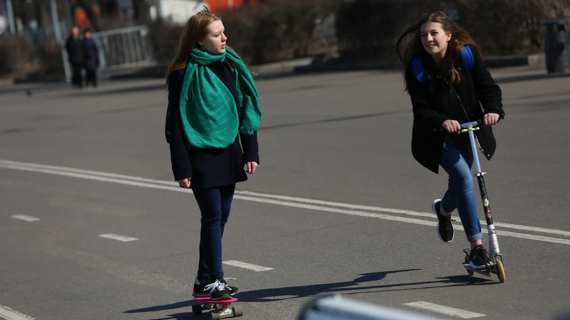 Подростки впятером катались на одном электросамокате в Москве