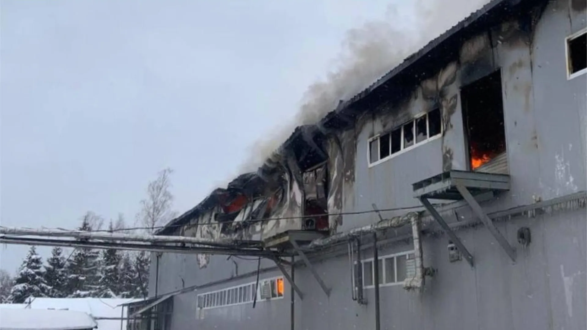 Крупный пожар в производственном здании в Петушках локализован
