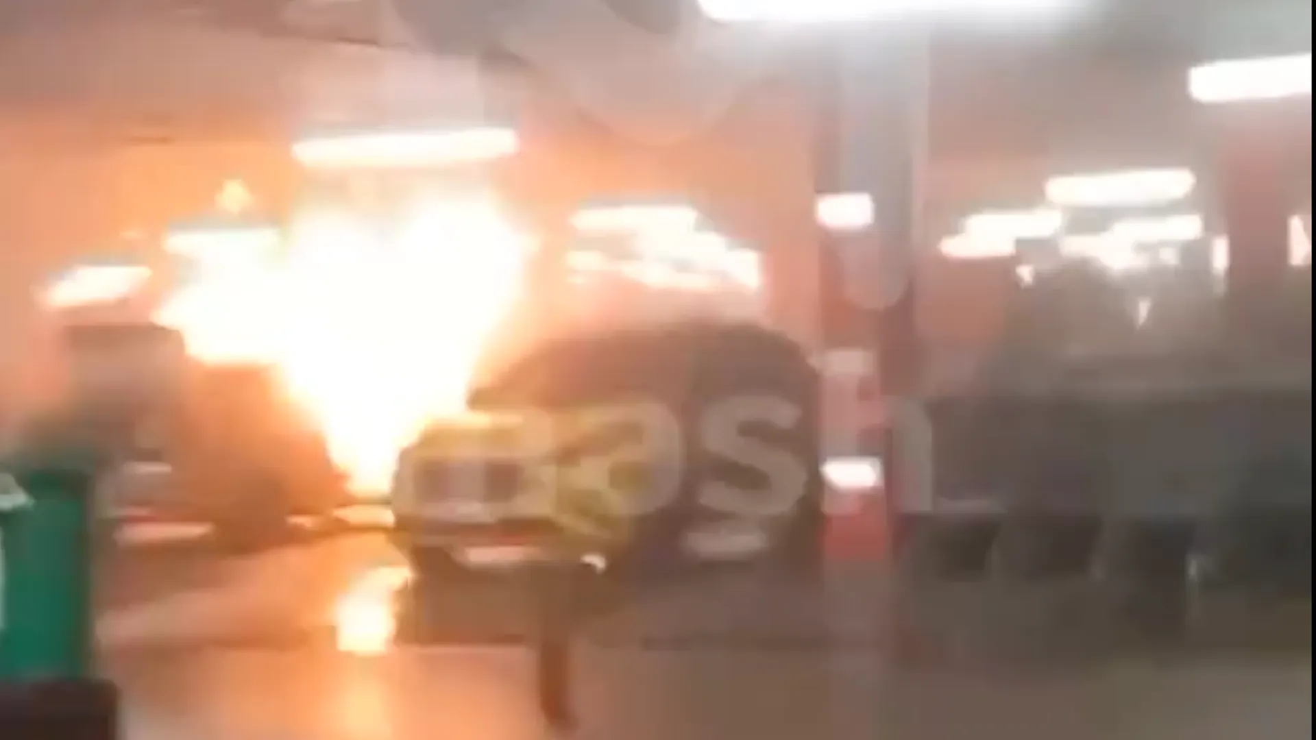 В Москве эвакуировали 2500 человек из‑за горящей машины на парковке в «Ашане»