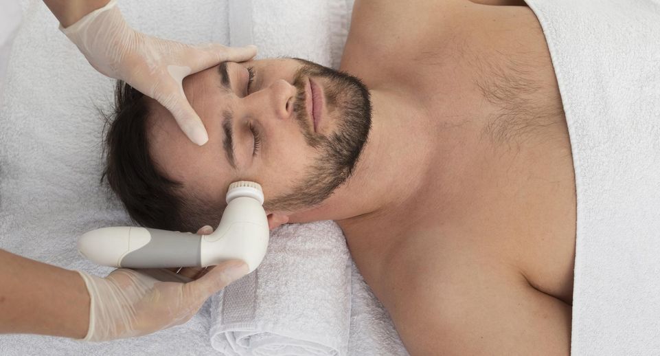 Косметолог Калимуллина: чистка и пилинг помогут мужчинам поддерживать красоту