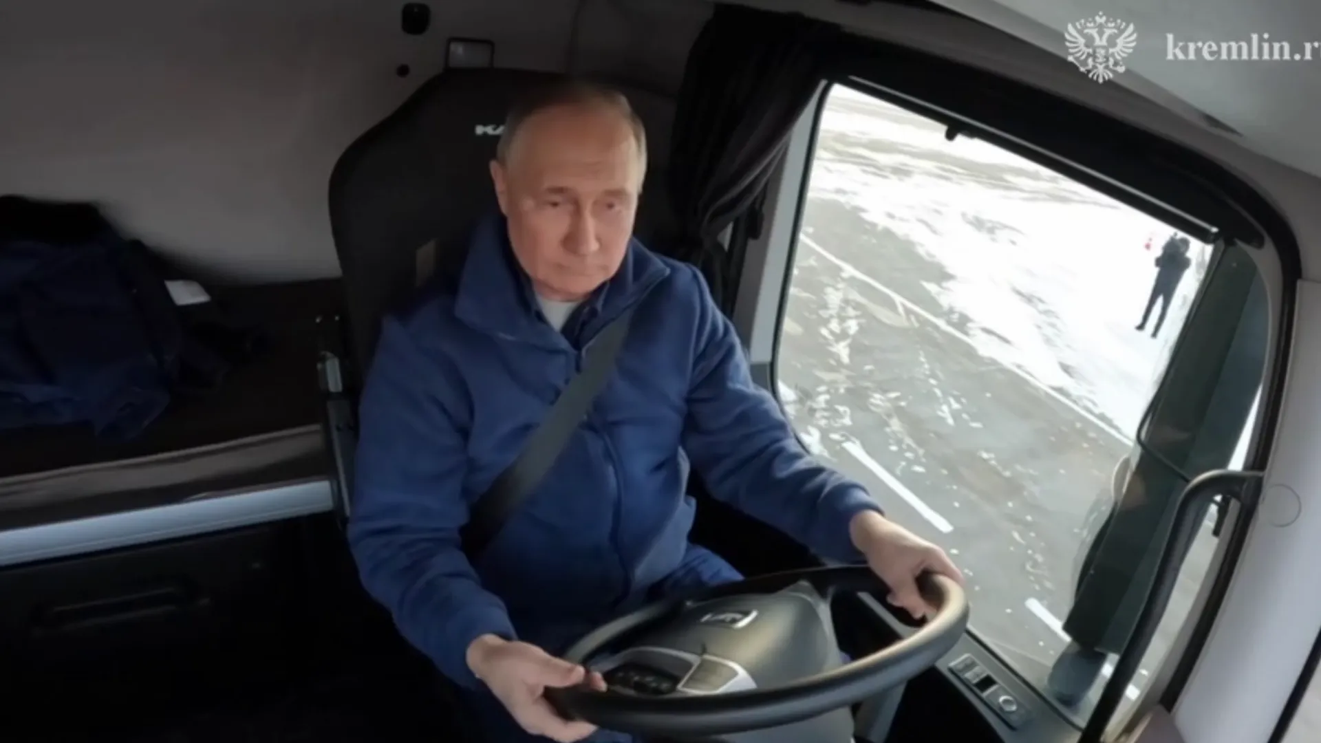 Владимир Путин проехал за рулем КамАЗа по трассе М‑12 «Восток»