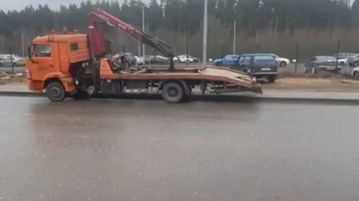Девять легковых автомобилей эвакуировали с газонов в Красногорске