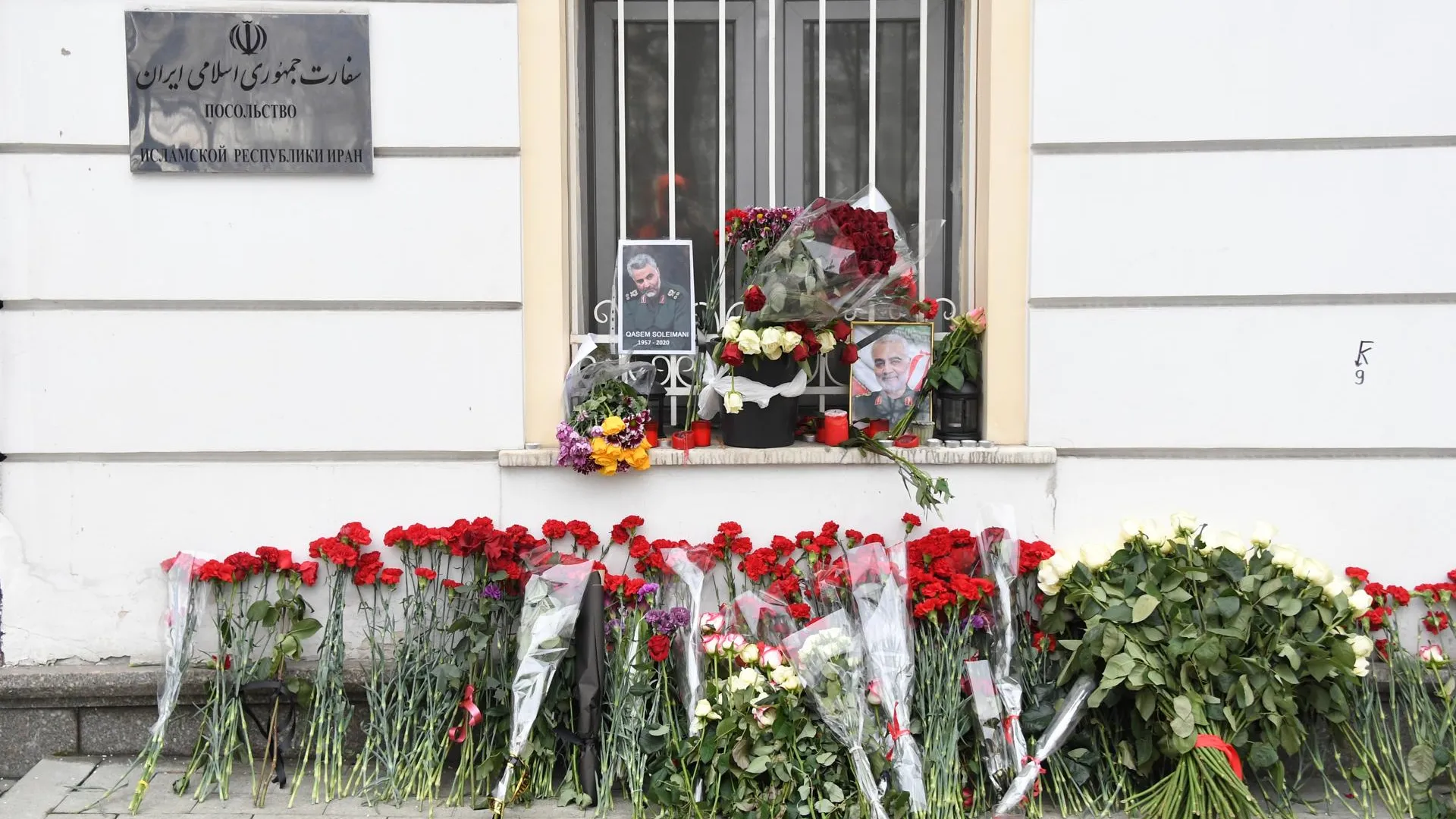 Москвичи несут цветы к посольству Ирана после авиакатастрофы в Тегеране