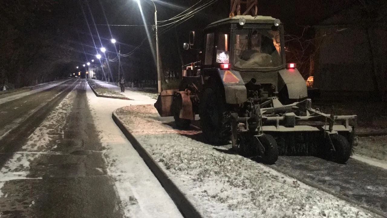 Более 350 км дорог в Подольске обработали противогололедным реагентом