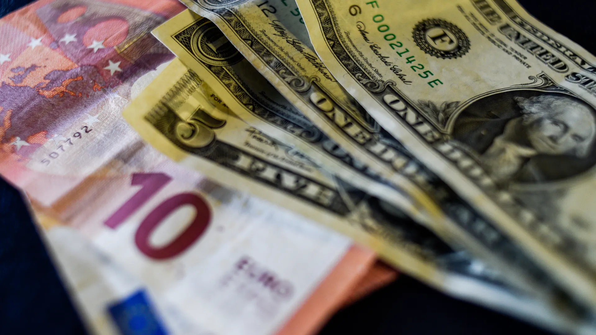 Эксперт рассказал о ближайшем будущем рубля по отношению к доллару и евро