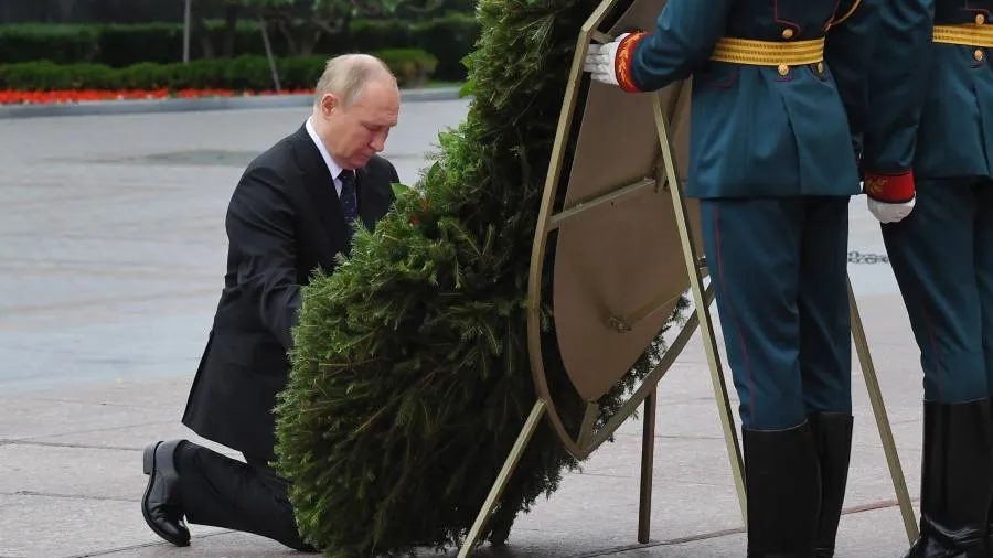 Путин возложил венок к Могиле Неизвестного Солдата в День памяти и скорби
