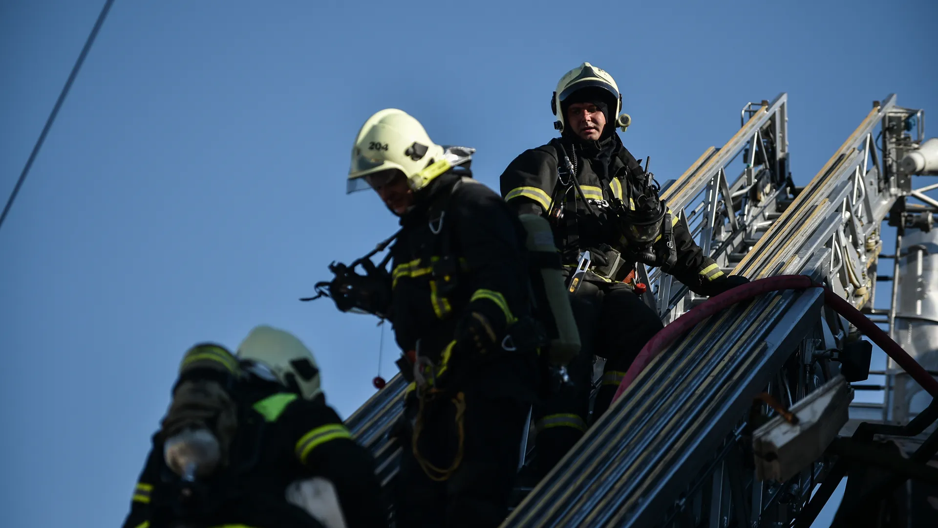 Московские пожарные борются с огнем в банкетном зале