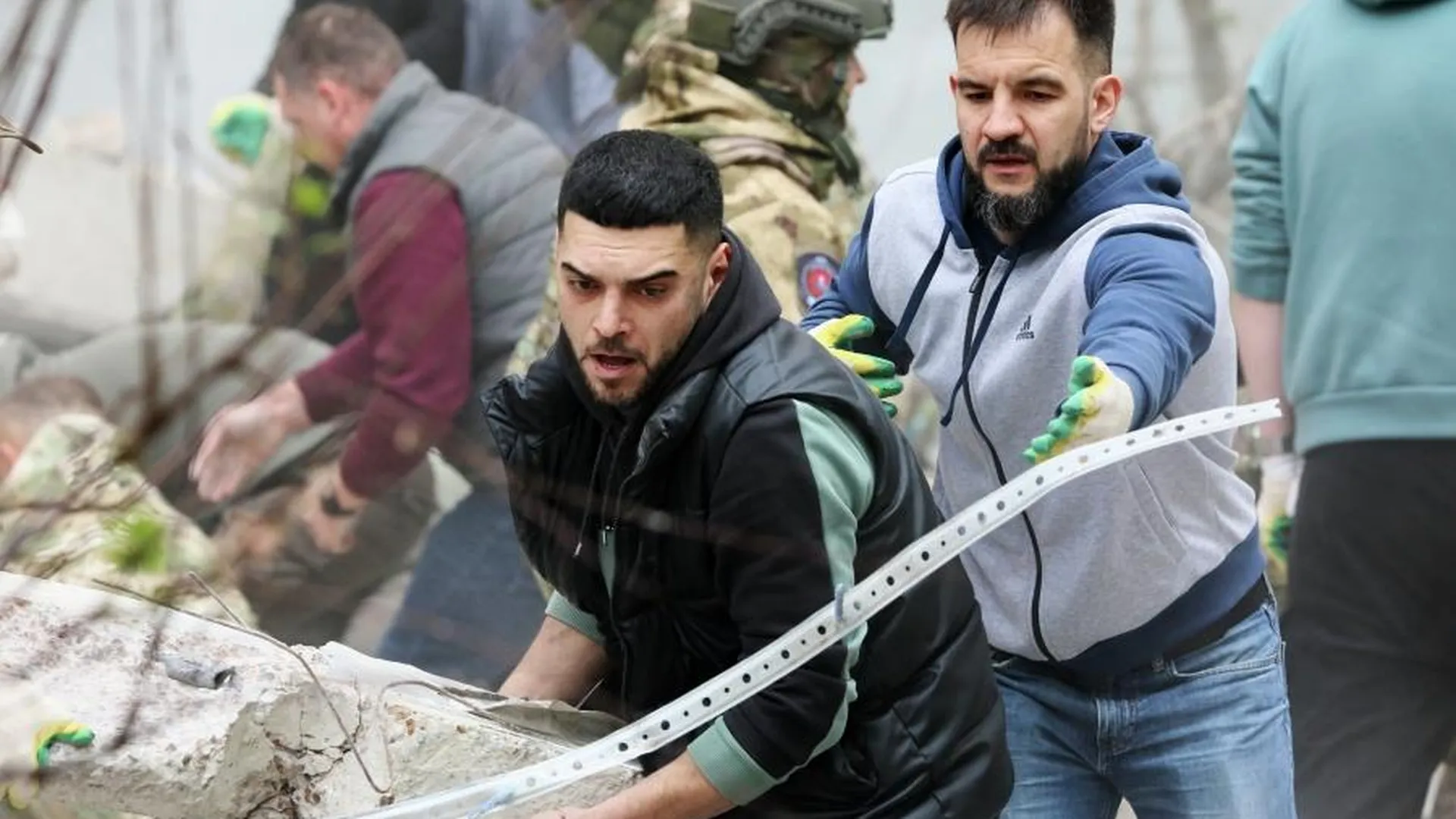 В Белгороде возобновили спасательные работы после отмены «ракетной опасности»