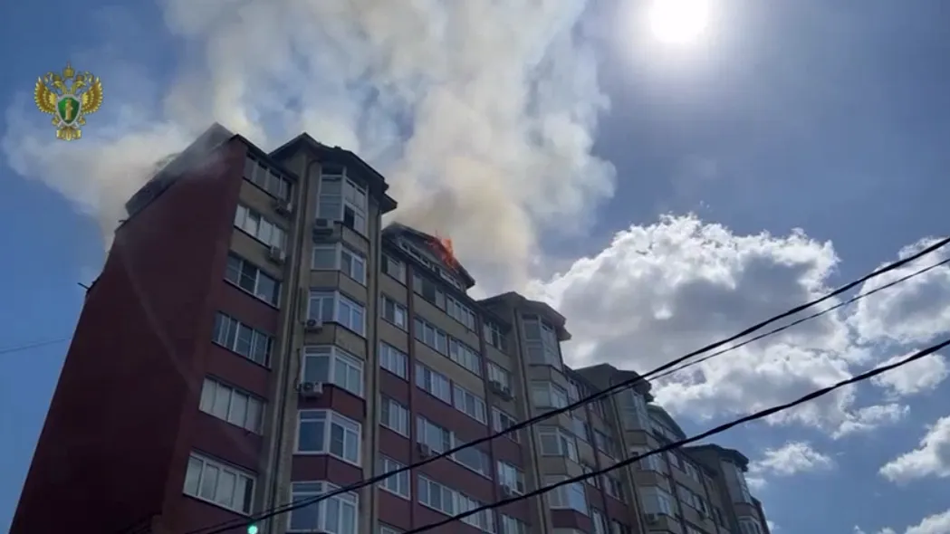 Опубликовано видео горящей мансарды в девятиэтажке в Подольске